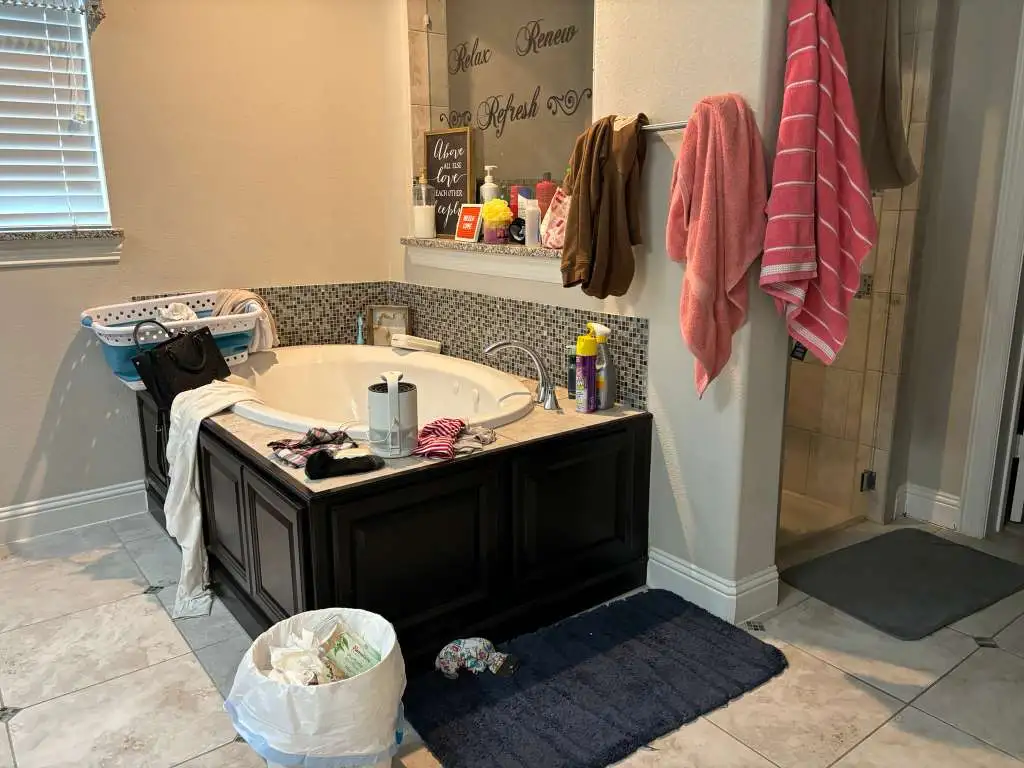 Baño antes de limpieza profesional - servicio de limpieza de casas en Dallas TX