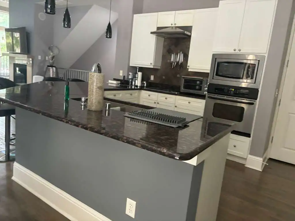 Cocina después de limpieza profunda - resultados de servicio de limpieza en DFW