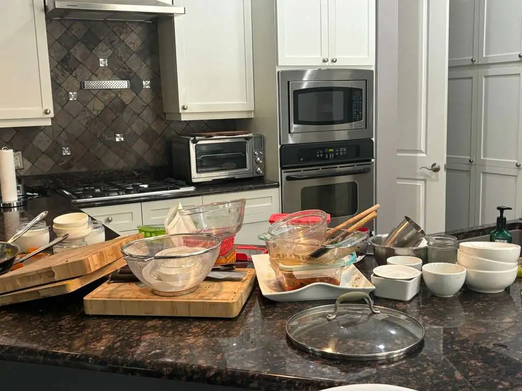 Cocina antes de limpieza profunda - servicio de limpieza en DFW