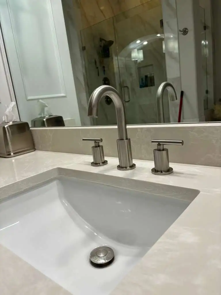 Grifo del baño limpio