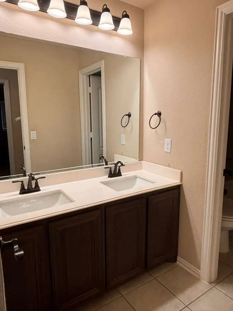 Lavabo del baño limpio