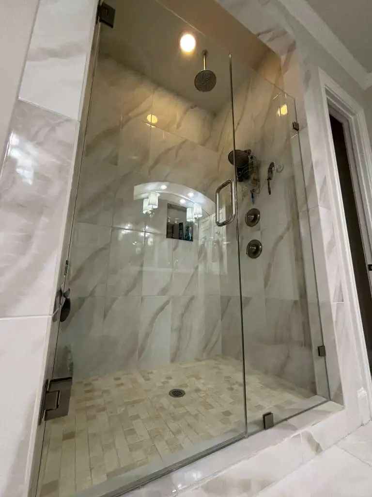 Ducha de vidrio reluciente